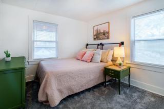 King Bed, 2 Full Baths, Easy Driveway Parking, 2mi to Downtown & Coliseum - 2