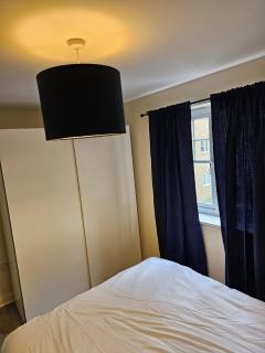 Sleek 4 bed Apartment with 2 bathrooms - Purfleet - 2