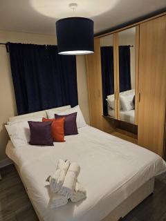 Sleek 4 bed Apartment with 2 bathrooms - Purfleet - 1