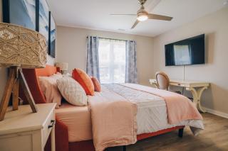 City Retreat - 4 Bedroom Oasis with King & Private Yard near Downtown - Charlotte - 5