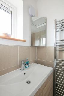 Double Room, Large TV, With Great Transport Links - Bolton - 4