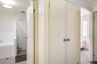 Private Room in 2 Bedroom Unit - Redcliffe - 2