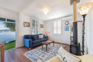 Selby Cottage - Intimate Waterfront Getaway - Marks Point - 8