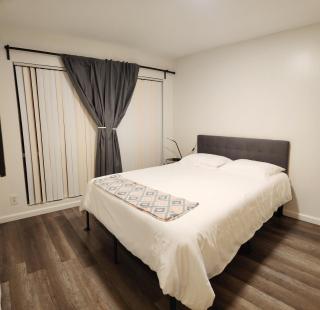 Centrally Located, 4x Queen, 300 MBPS Internet with Backyard! - Hemet - 0