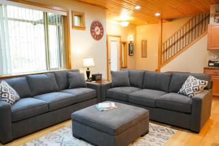 Snowline Hillside Chalet - Glacier - 2