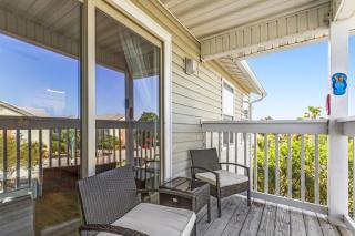Seaside Serenity Near Beach with Pool, Gym, Balcony - Destin - 4