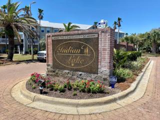 Seaside Serenity Near Beach with Pool, Gym, Balcony - Destin - 1
