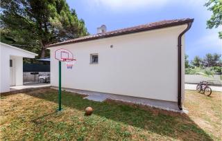 Gorgeous Home In Peroj With Wifi - 9