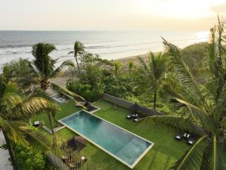 Black Beach Villa - Absolute Beachfront - Tabanan - 4