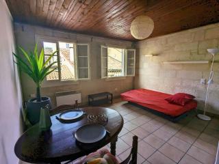 Hypercentre, place Pie, résidence Amphoux charmants appartements ou studio proche de la gare parkings et palais des papes - 0