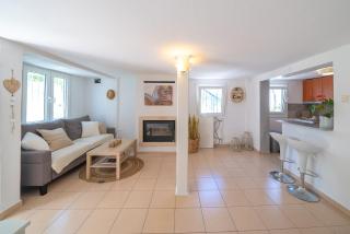 Little Villa - walk to the beach - 2