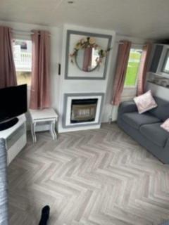 Modern Caravan With Wifi At St Osyth Beach Holiday Park In Essex Ref 28010Kv - 4