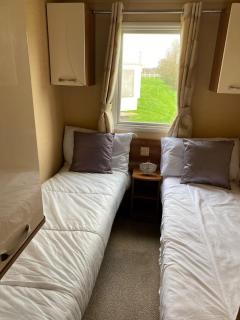 Modern Caravan With Wifi At St Osyth Beach Holiday Park In Essex Ref 28010Kv - 3