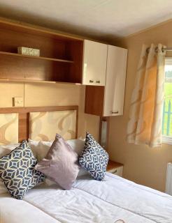 Modern Caravan With Wifi At St Osyth Beach Holiday Park In Essex Ref 28010Kv - Clacton-on-Sea - 2