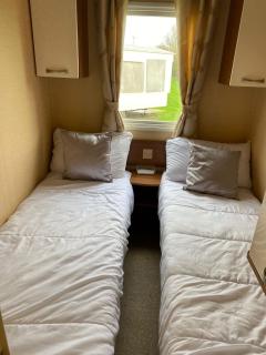 Modern Caravan With Wifi At St Osyth Beach Holiday Park In Essex Ref 28010Kv - 1