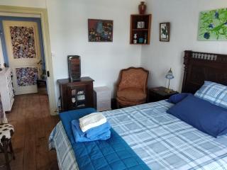 Cute 1-bed cottage with view across park. - 2