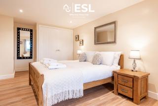 Modern, Sea Themed Ground Floor Flat Near Beach - New Quay - 0