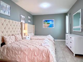 Eight-Bedroom House - 9