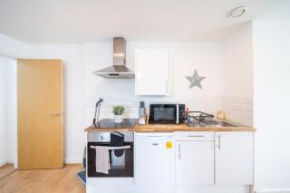 Bv Charming Studio with Free Private Parking, 10 Minutes from Town Centre - 3