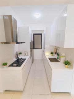 Rooftop Pool, Up to 8 Pax, 2 Bedrooms, 2 Bathrooms, 2 Car Parks by Star Home - George Town - 5