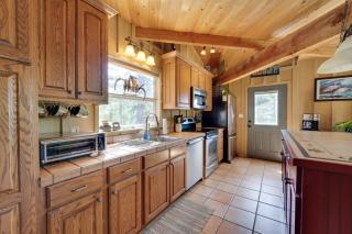 Bayfield Cabin with Hot Tub and Striking Mountain View - Tuckerville - 3
