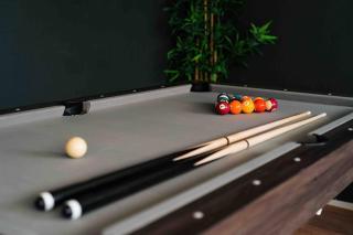 Contractor base with Hot Tub and Pool table - Londra - 0