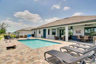Pool and Gulf Access Canal Chic Cape Coral Home! - Cape Coral - 9