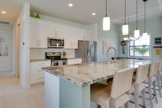 Pool and Gulf Access Canal Chic Cape Coral Home! - Cape Coral - 3