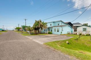Walk to Aransas Bay Beautiful Rockport Townhome - Rockport - 8