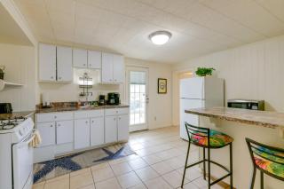 Walk to Aransas Bay Beautiful Rockport Townhome - Rockport - 4