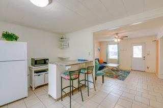 Walk to Aransas Bay Beautiful Rockport Townhome - Rockport - 2