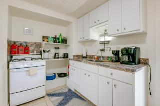 Walk to Aransas Bay Beautiful Rockport Townhome - Rockport - 3