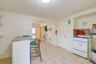 Walk to Aransas Bay Beautiful Rockport Townhome - Rockport - 1