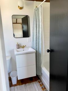 #1 Harbour Lights Cottage - 1 bedroom - Queen bed - 4