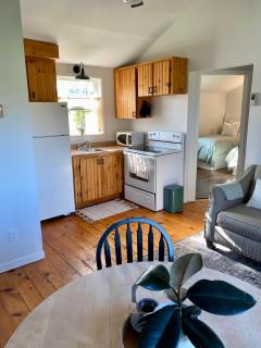 #1 Harbour Lights Cottage - 1 bedroom - Queen bed - 3