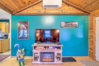 High Peak Heaven Cozy Log Cabin on 1 Acre! - Windham - 4