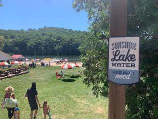 Modern Cabin With Hot Tub Grill Lake Beach Wineries Hiking Fishing And Hershey Park Family And Pet Friendly Superhosts On AB&B - Mount Gretna - 4