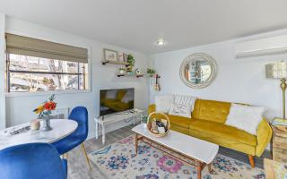 Lakefront Honeymoon Bay Studio Cottage - 6