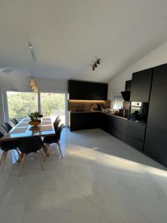 Luxury Villa Lana Apt, Seaview Terrace, Large Outdoor Space, BBQ - 2