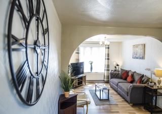 Spacious White House with parking, garden, Wi-Fi - Telford - 3