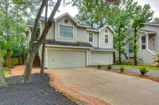 Modern Woodlands Townhome with Spacious Yard and Patio - The Woodlands - 9