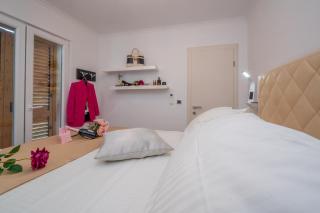Uniquely designed Villa Ivana with outdoor Jacuzzi nearby the pebble Banje beach at the Island of Solta - Rogač - 1