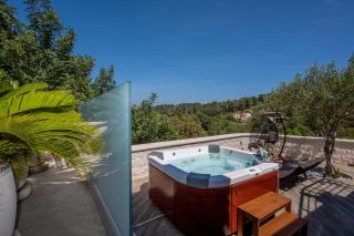 Uniquely designed Villa Ivana with outdoor Jacuzzi nearby the pebble Banje beach at the Island of Solta - Rogač - 7