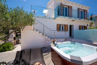 Uniquely designed Villa Ivana with outdoor Jacuzzi nearby the pebble Banje beach at the Island of Solta - Rogač - 3