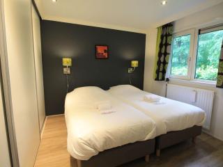 Beautiful chalet with terrace on the pond - De Bult - 6
