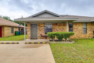 3 Mi to Dtwn Waxahachie Townhome with Fire Pit - Waxahachie - 8