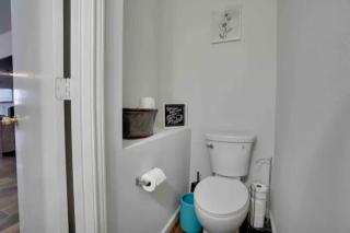 Fabulous & Stylish 4BR w Pool Table and Space to Chill - 4