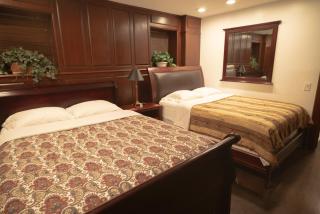 Inspiring Grotto Sleeps 10-20 Free TV & Parking - 3