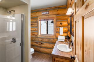 Relaxing Lakeside Getaway on Beautiful Hebgen Lake! HOT TUB with lake views- Beachside Lodge - 3