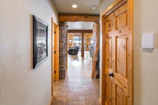 Relaxing Lakeside Getaway on Beautiful Hebgen Lake! HOT TUB with lake views- Beachside Lodge - 4